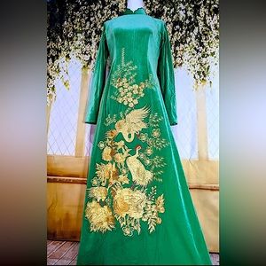 🆕 beautiful Traditional Vietnam Ao dai in green velvet with embroidery size L